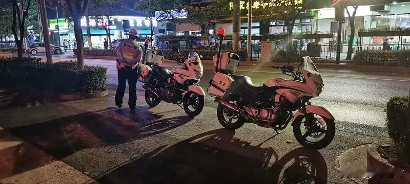苏州“我听交警的”案判了 苏州“我听交警的”案子判啦！2025年8月，苏州街头那