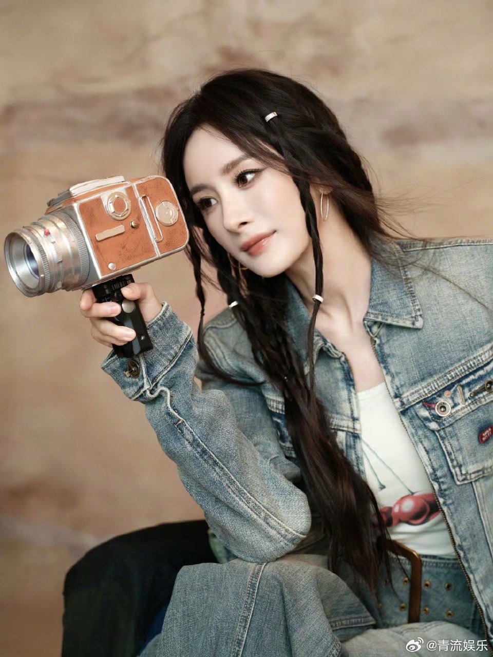 杨幂编发 将城市的霓虹与风的温度，都织进身影。车轮滚动时，风格已在途中显影。编发