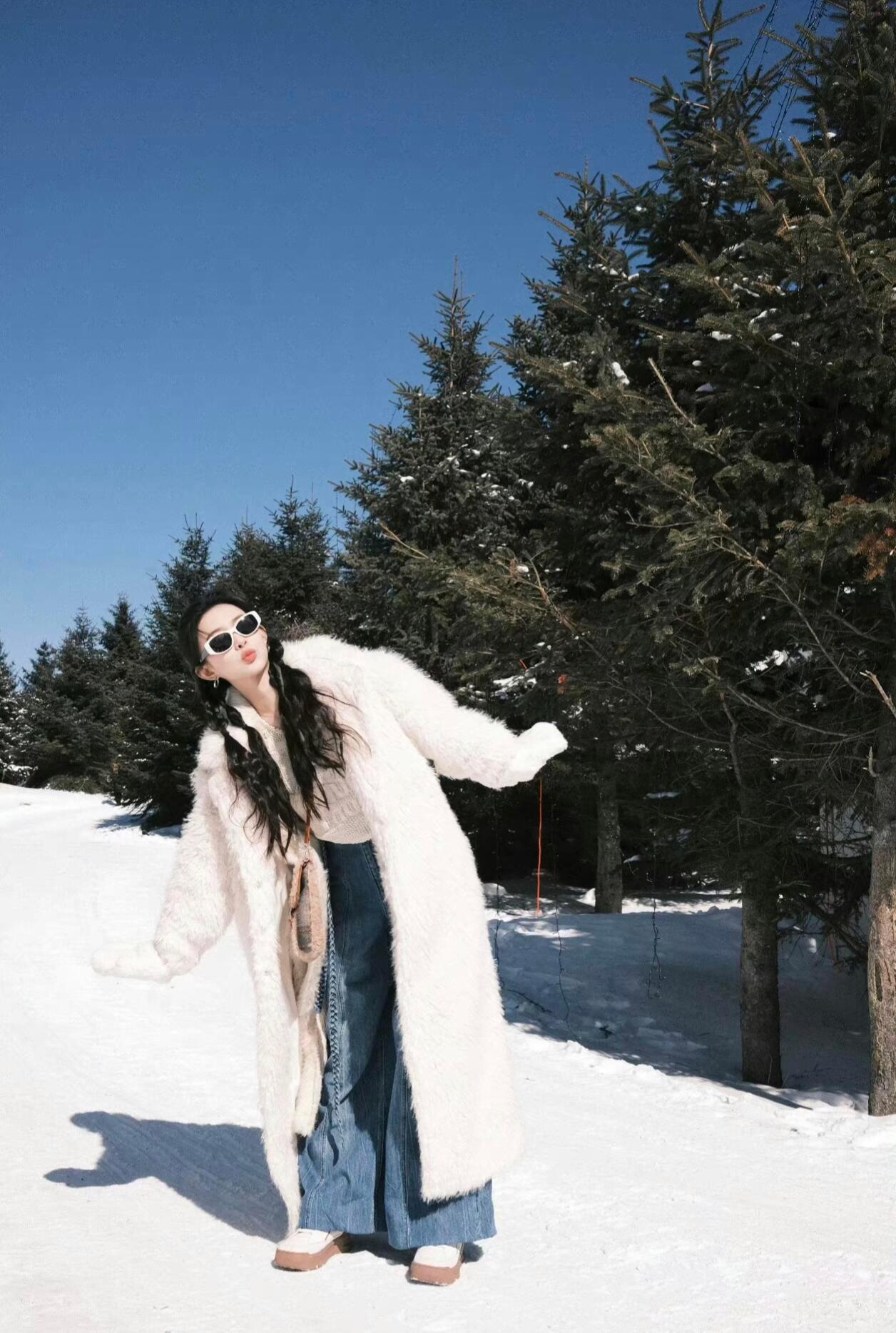 孟子义入伏穿貂拍雪地戏 入伏高温穿貂拍戏也太拼了，孟子义顶着闷热完整诠释雪地氛围