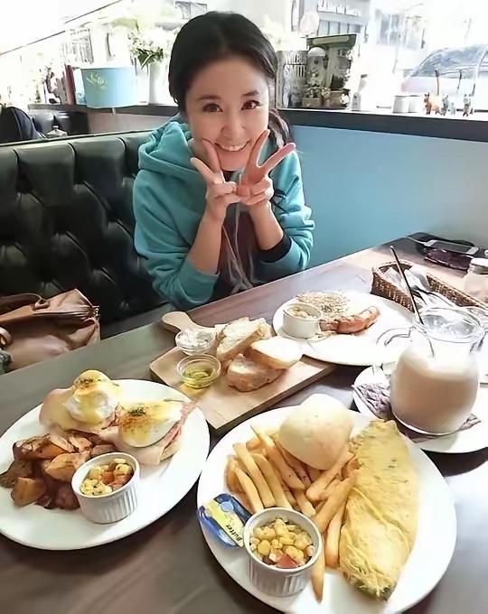 大家是不是都好奇，林心如怎么就能一直保持这么好的状态，皮肤紧致、活力满满，仿佛岁