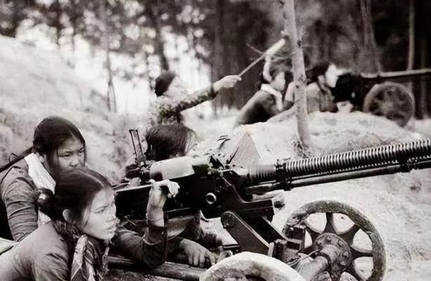 1979年，我军正在向前突进，突然从旁边暗堡钻出了两名越南女人，用火箭弹一下炸毁