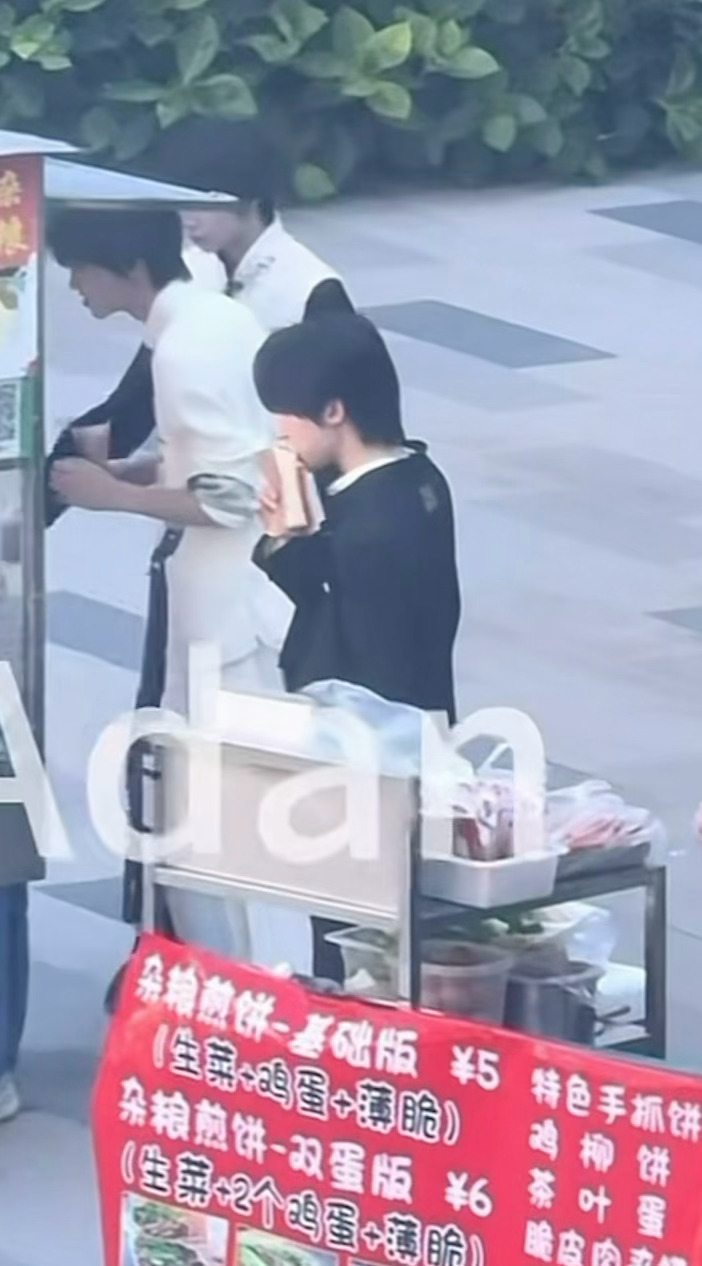 兔子进食中🐰🐰 