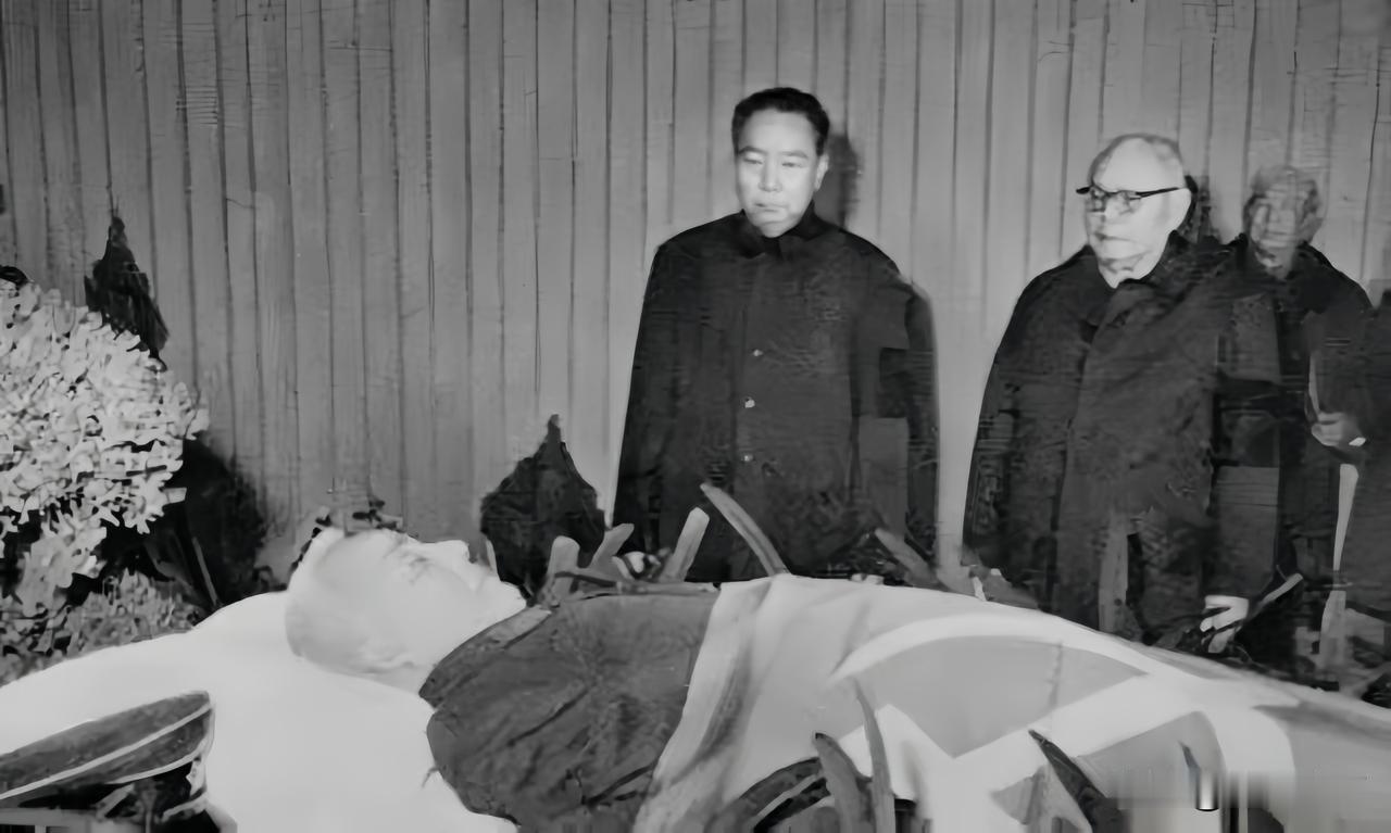 🍁1979年2月13日，华国锋主席、叶剑英元帅亲临海军礼堂，向开国上将苏振华同