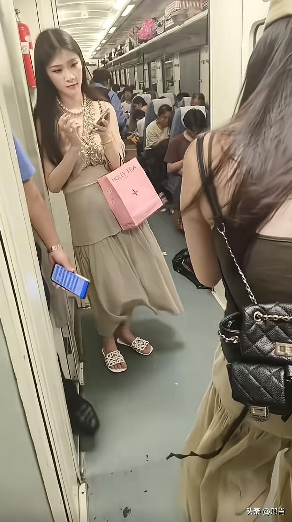 这么漂亮居然不坐动车，坐火车