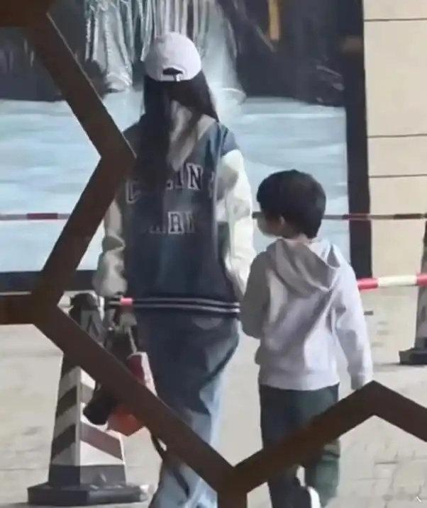 Angelababy带小海绵逛街 镜头外的日常里，她只是个陪儿子逛街、在车旁耐心