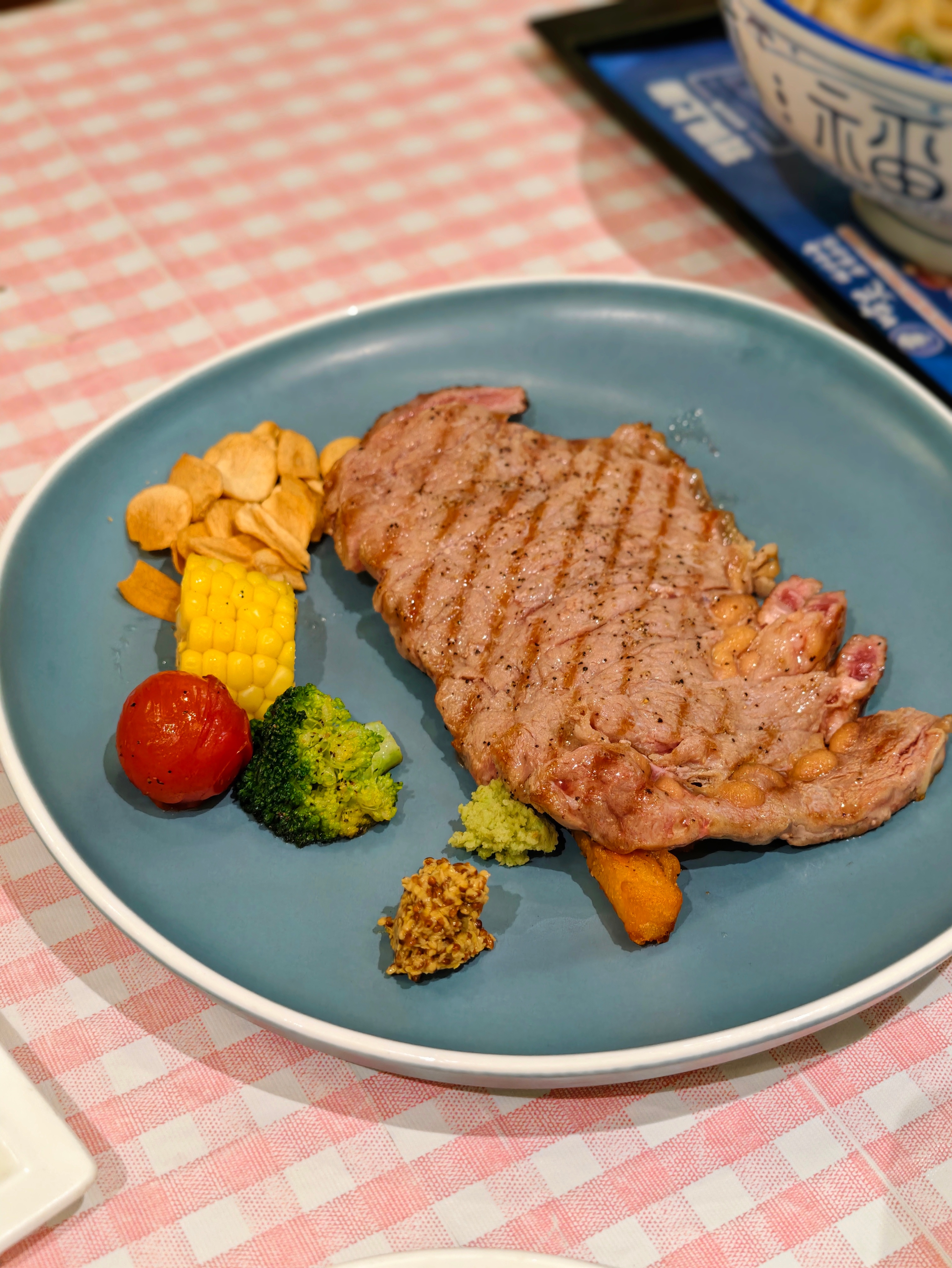 感觉入食还是很简单的北京的朋友来上海出差找我一起吃饭饭到嘴巴里就老老实实的吃起来