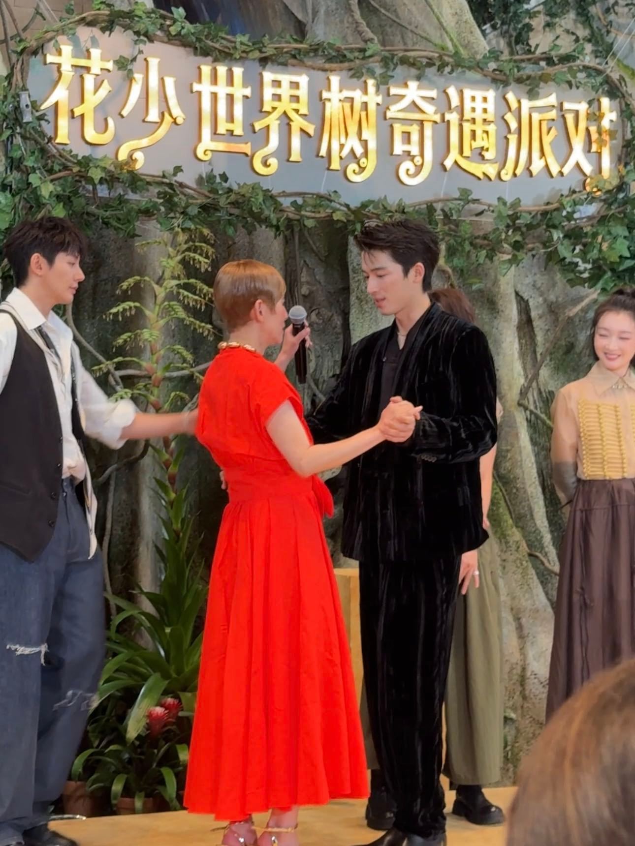 吴君如王星越跳舞 优雅与帅气在世界树派对完美交融，复刻探戈时连空气都变甜了🥰花