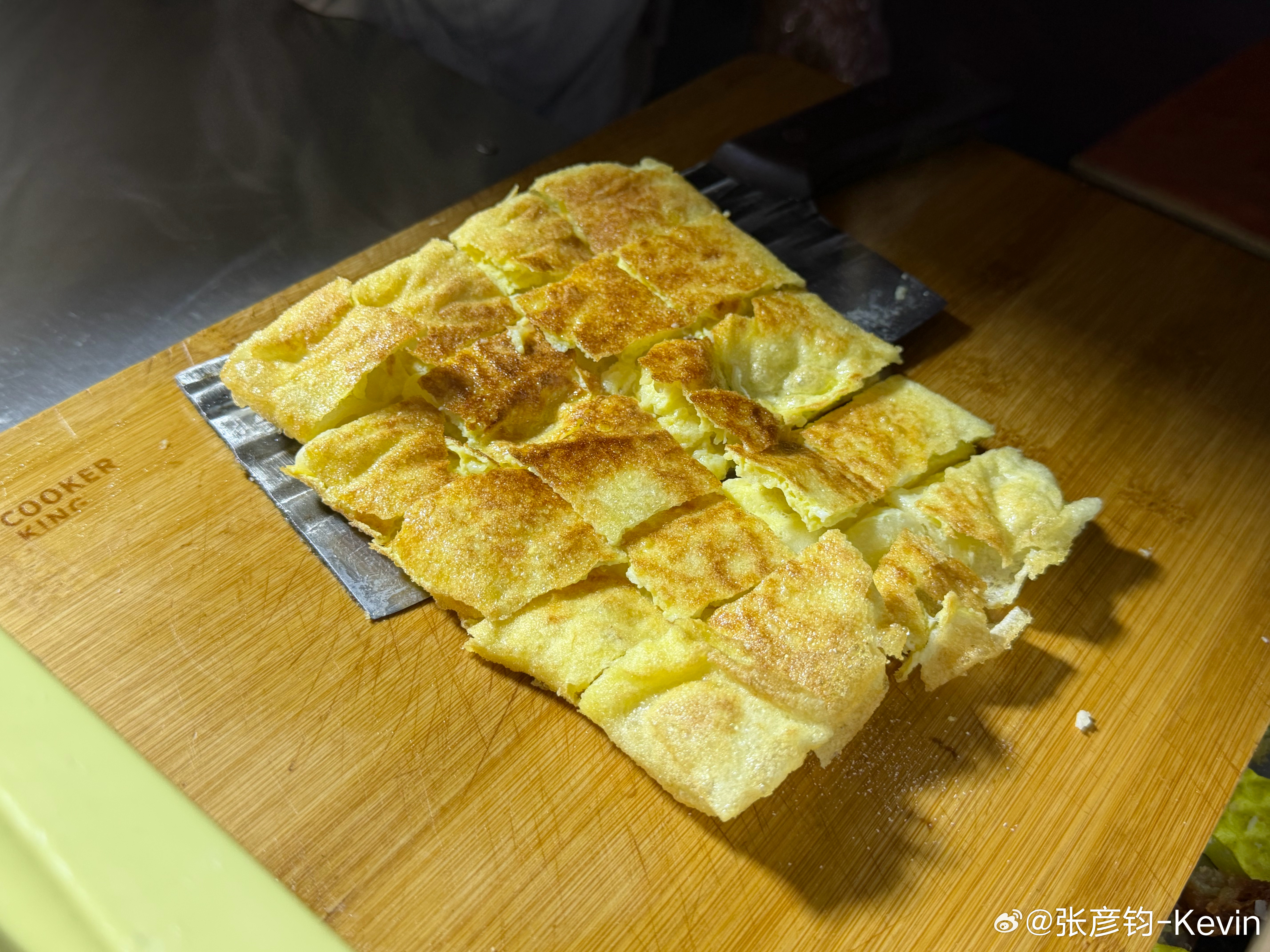 终于唱了一口这个缅甸甩粑粑，准确说只尝了半口，我理解就是鸡蛋灌饼甜腻香蕉柔软版，