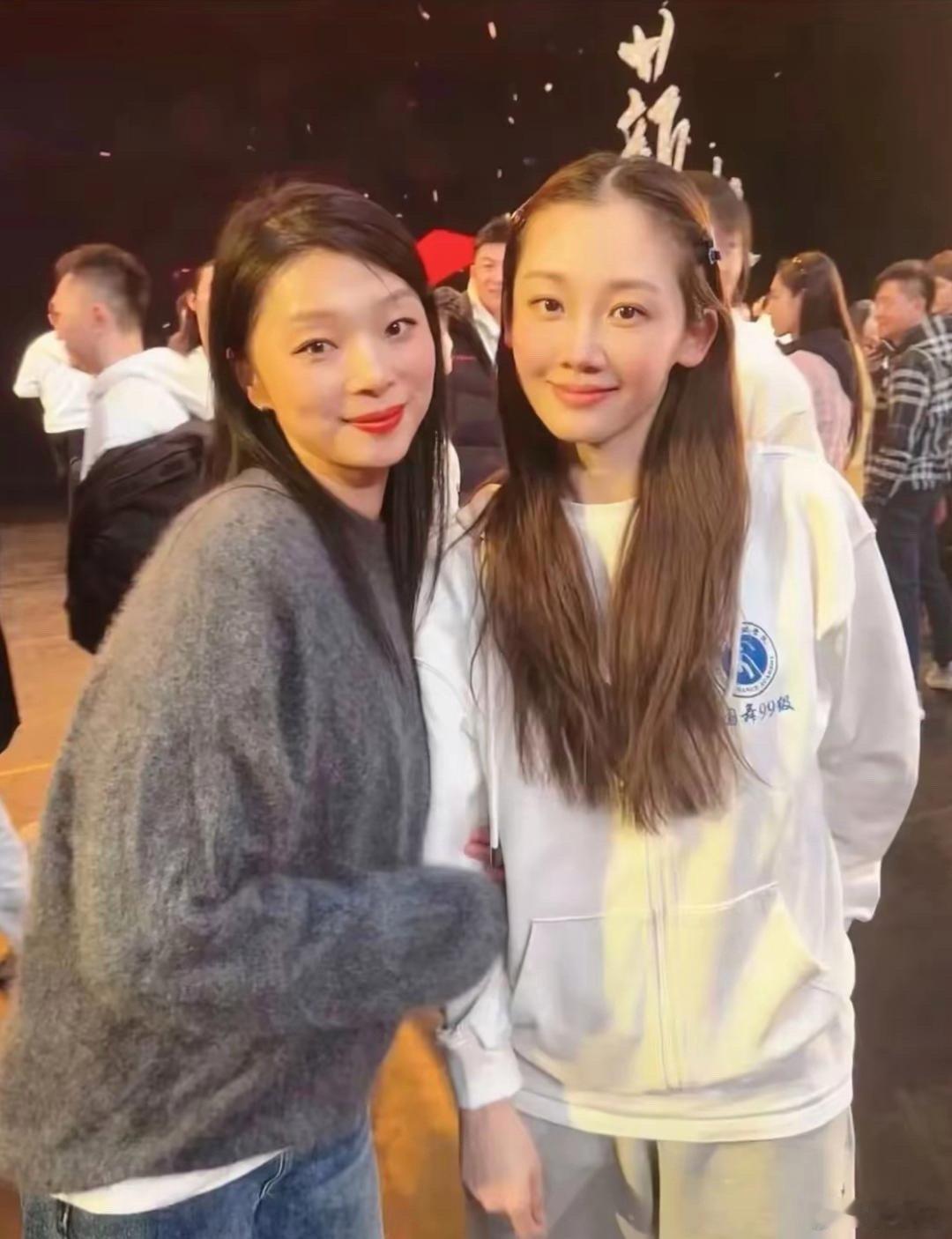 苗苗北舞校庆聚会，同学们都很年轻，学舞蹈的就是有气质 