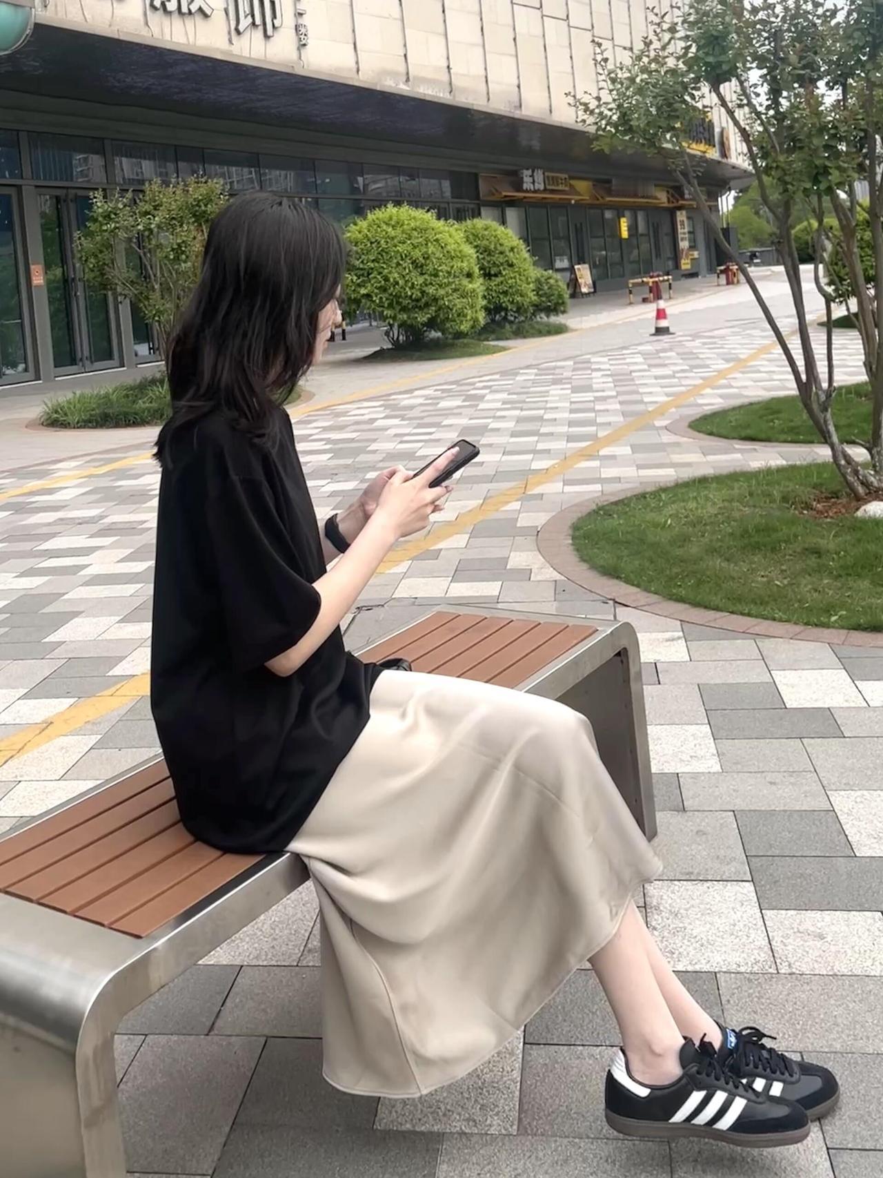 宽松T恤配缎面裙，慵懒又气质！
简约黑调宽松T恤随性松弛，不挑身材还自带显瘦滤镜