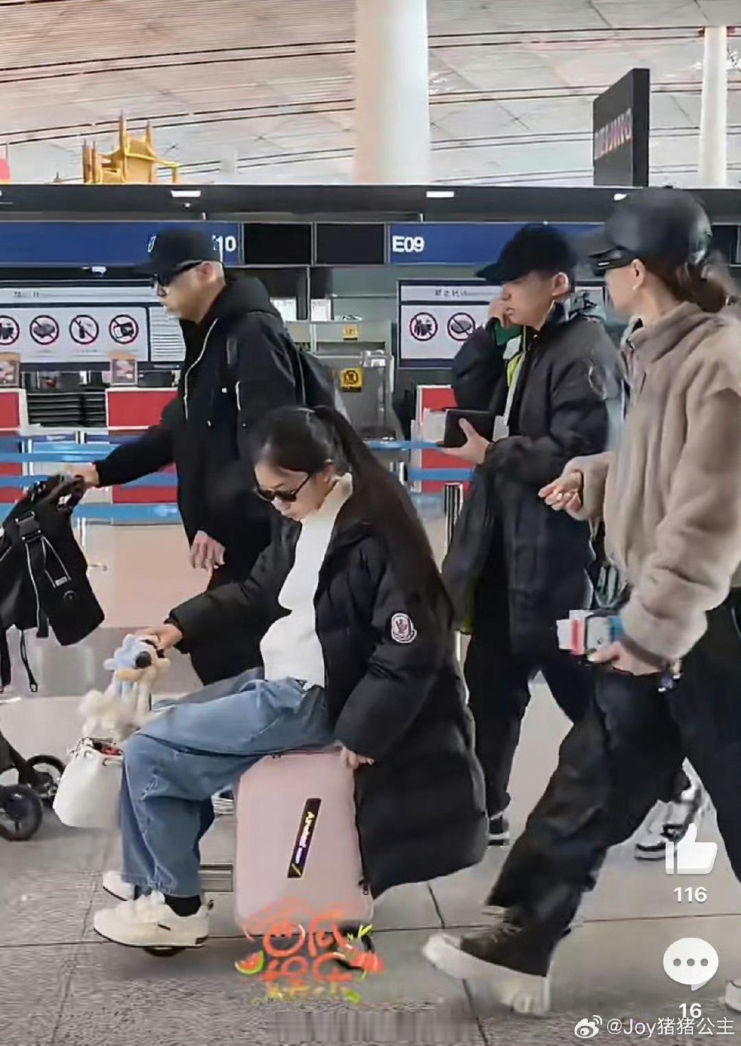 戚薇女儿Luvky转眼长成大姑娘啦怎么感觉当时小时候拍的那个综艺一直没播出来 