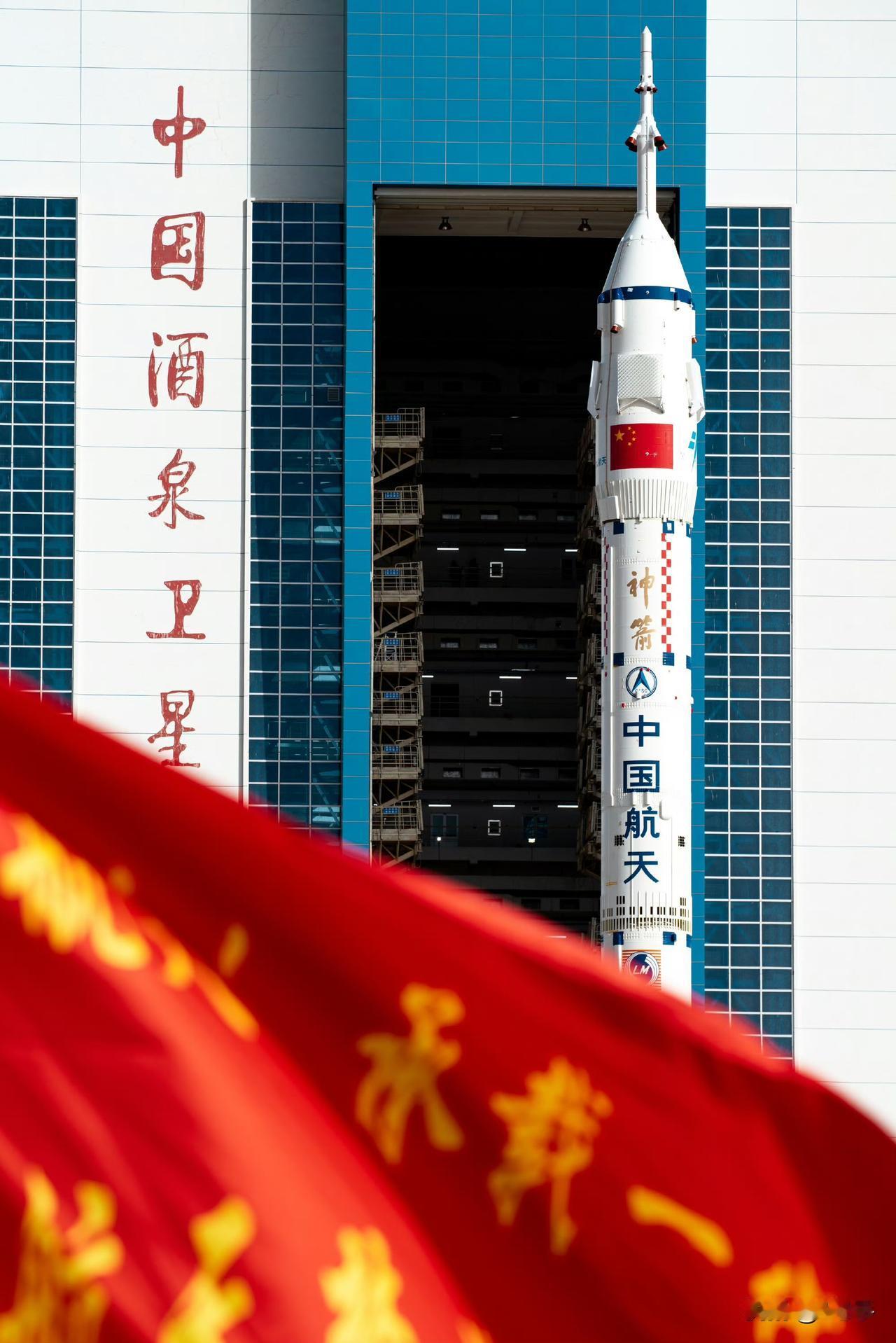 这是本月最大的期待了……
随着长征二号F遥二十三运载火箭组合体转运转运至发射区，
