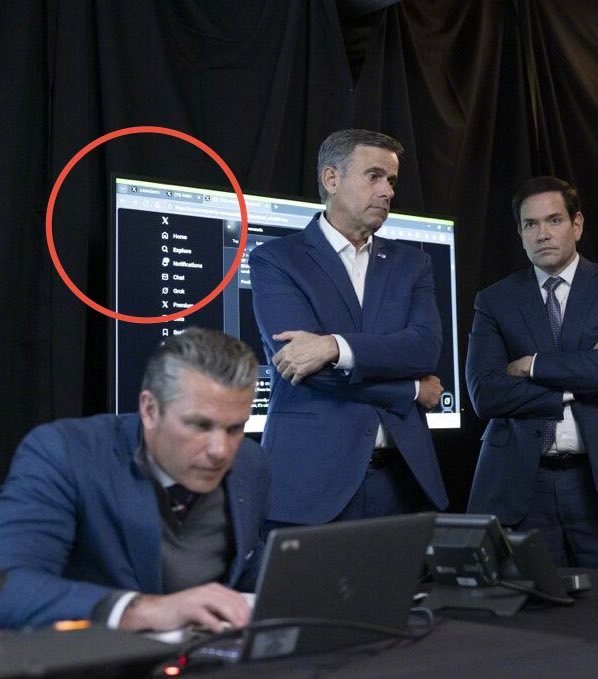 马斯克在这次特朗普政府绑架马杜罗的行动中充当的角色实在令人怀疑：其一，马斯克绝对