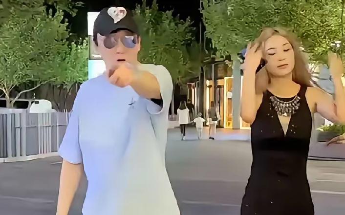 在互联网语境中，王思聪的生活方式始终充满争议。有人称他是“全网最懂生活的男人”，