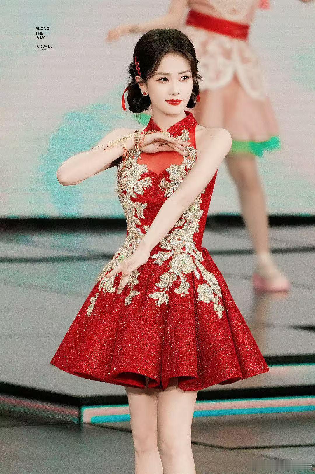 白鹿好像福鹿娃 白鹿化身福鹿娃，为新的一年带来好运与吉祥。快来感受这份来自它的红