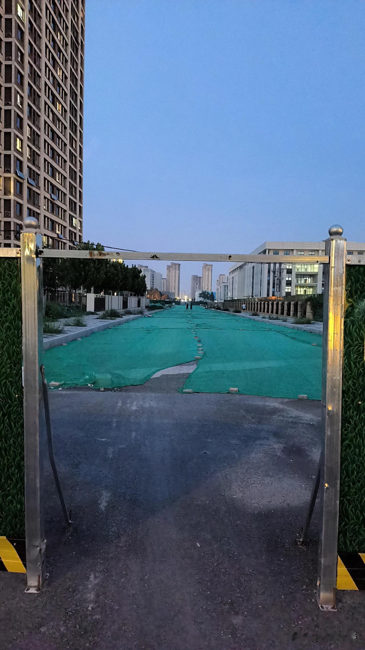 严严实实的“绿网”，实实在在的环保


在东二环快速路与东风路交叉口的东北方向，