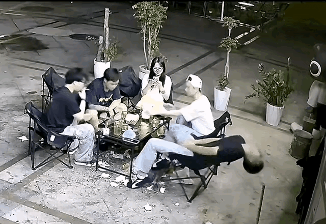 五个人在一起吃饭，一个人摔倒在地上，四个人没有做出任何的反应，没有一个人上前拉一