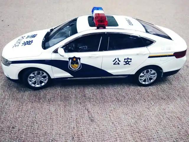 公安部174号令明确自2025年12月29日起，警车可由人民警察或警务辅助人员驾