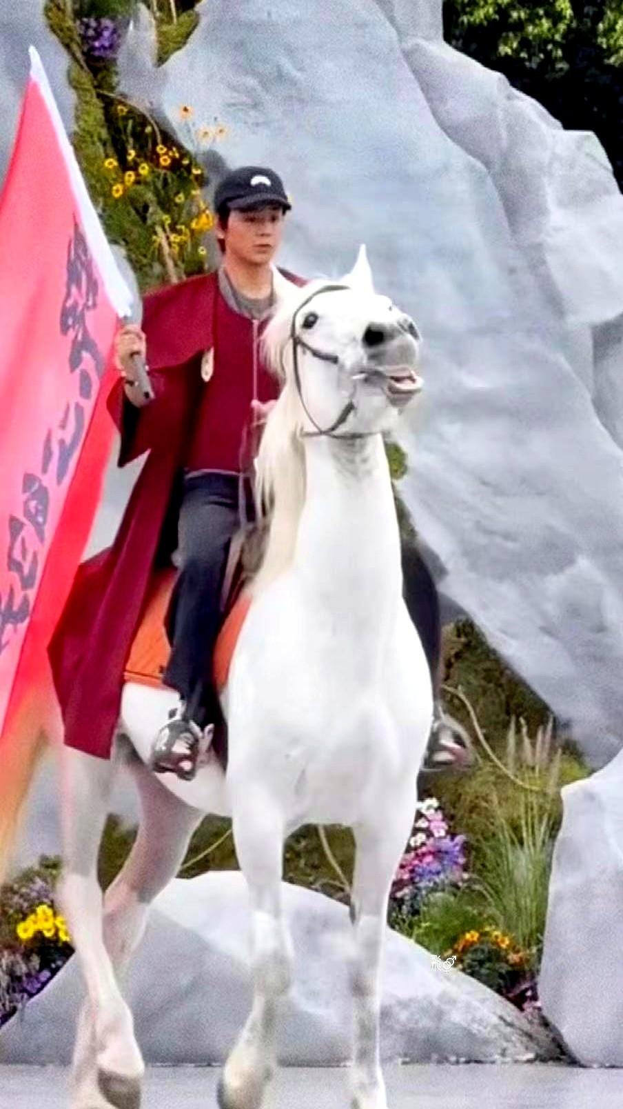 丁真这次小红书之夜，骑马一亮相，瞬间把人震住了！之前做了再多心理准备，也白搭了，