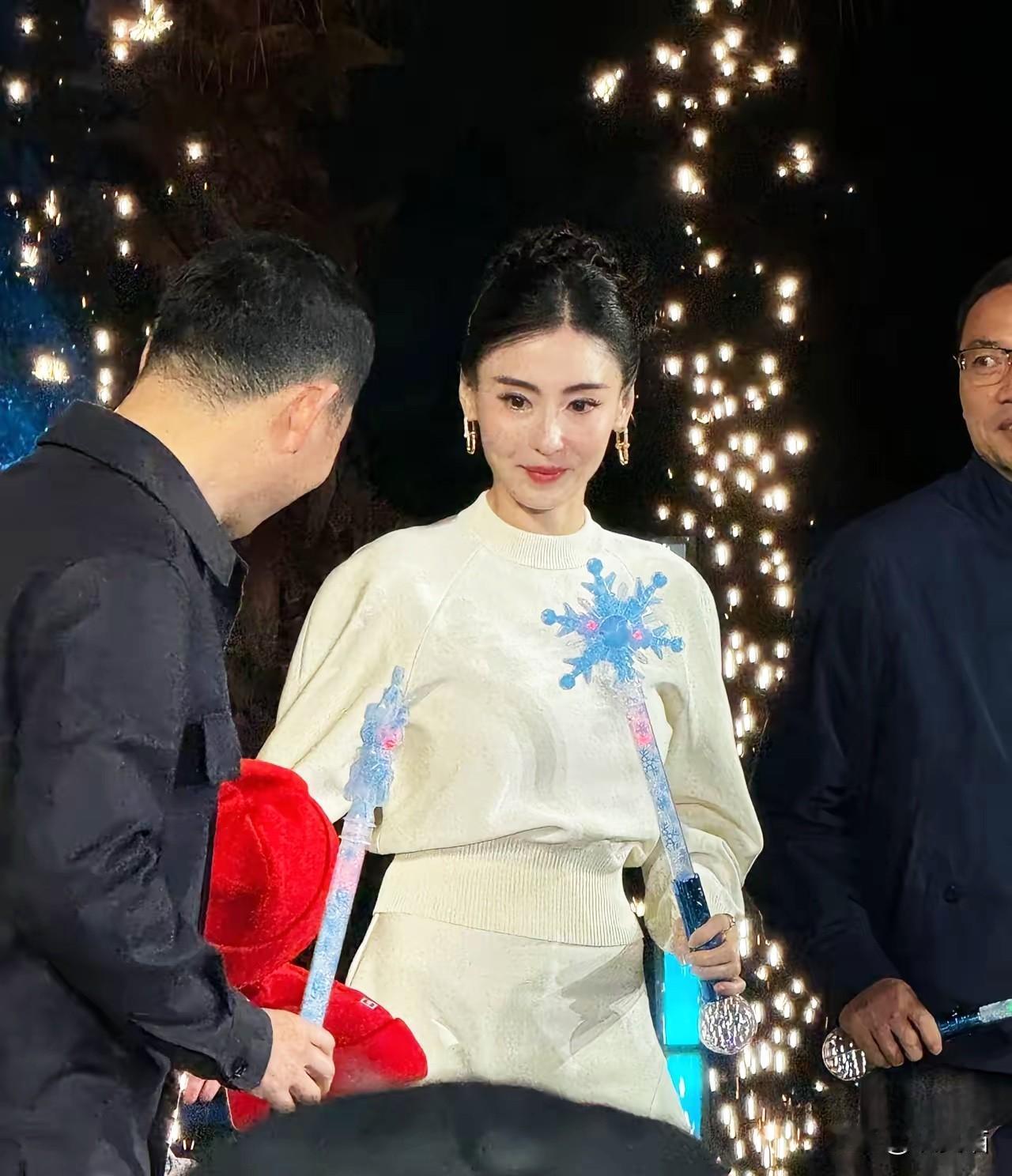 张柏芝啊张柏芝，
真要被你这“轴劲儿”给折服了！
香港大火刚过，别人还在发祈福文