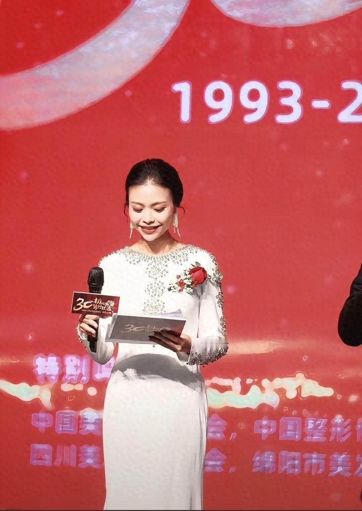 抗癌十年败给病魔！ 37岁知名女主持熹菲不幸离世。去年她还在镜头前许愿“再多活五