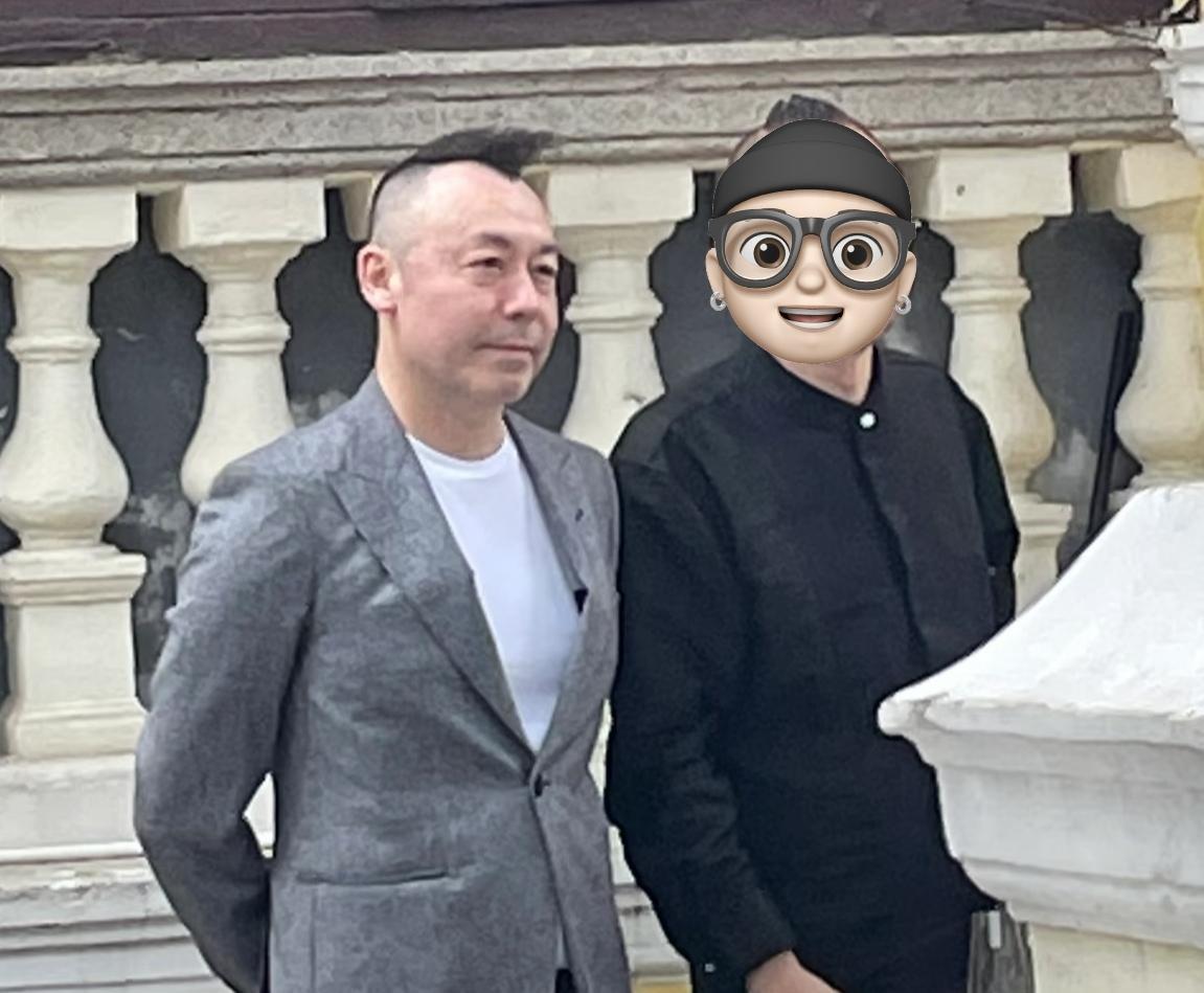 2023年4月，广州沙面那场《奥黛丽赫本》艺术展上，有人穿着灰色西装，面色红润，