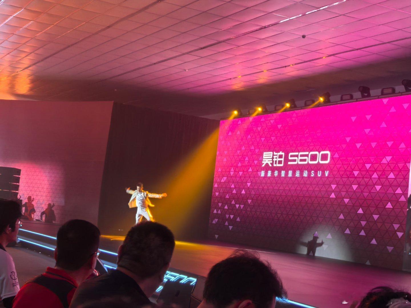 现在发布会都忙着各种牛逼和遥遥领先，很少像昊铂S600这样以交响乐和芭蕾开场了营