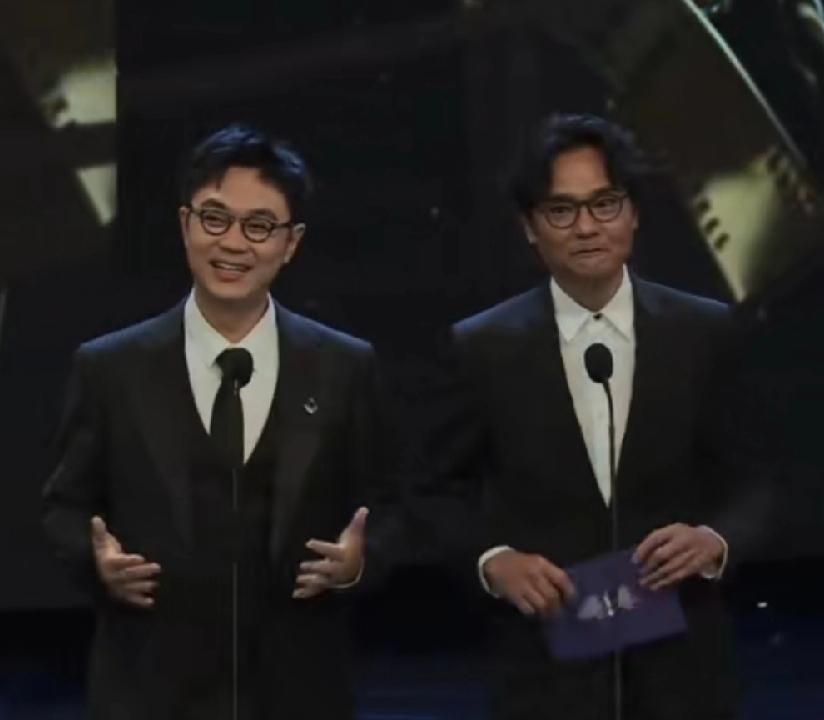 大鹏现在混的可以，成功打入港圈了，赵本山徒弟东北班里，混得层次最高的了，毕竟香港