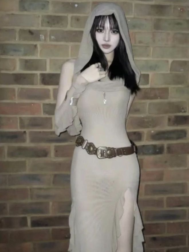 汪峰多次结婚离婚，育有四个孩子。大女儿小苹果经历家庭变迁，但在章子怡的关爱下成长