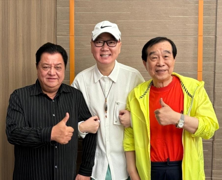 镜头中的李金斗身宽体胖，乌发浓密，目若深潭；戴着帽子与眼镜的郭冬临皮肤紧致，喜容