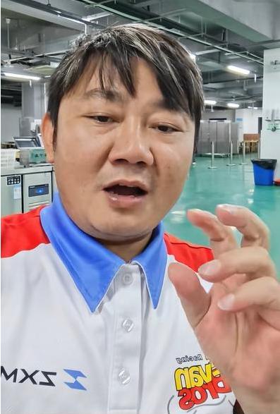 现在全网最焦头烂额的老板，大概就是 39 岁的张雪了！就因嫌弃自家千人食堂的米饭