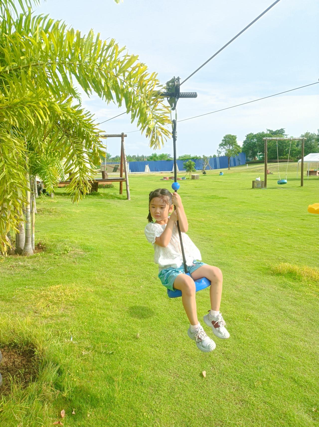 阳光明媚的午后，小公主在公园荡秋千，快乐无忧。🌞👧🎡