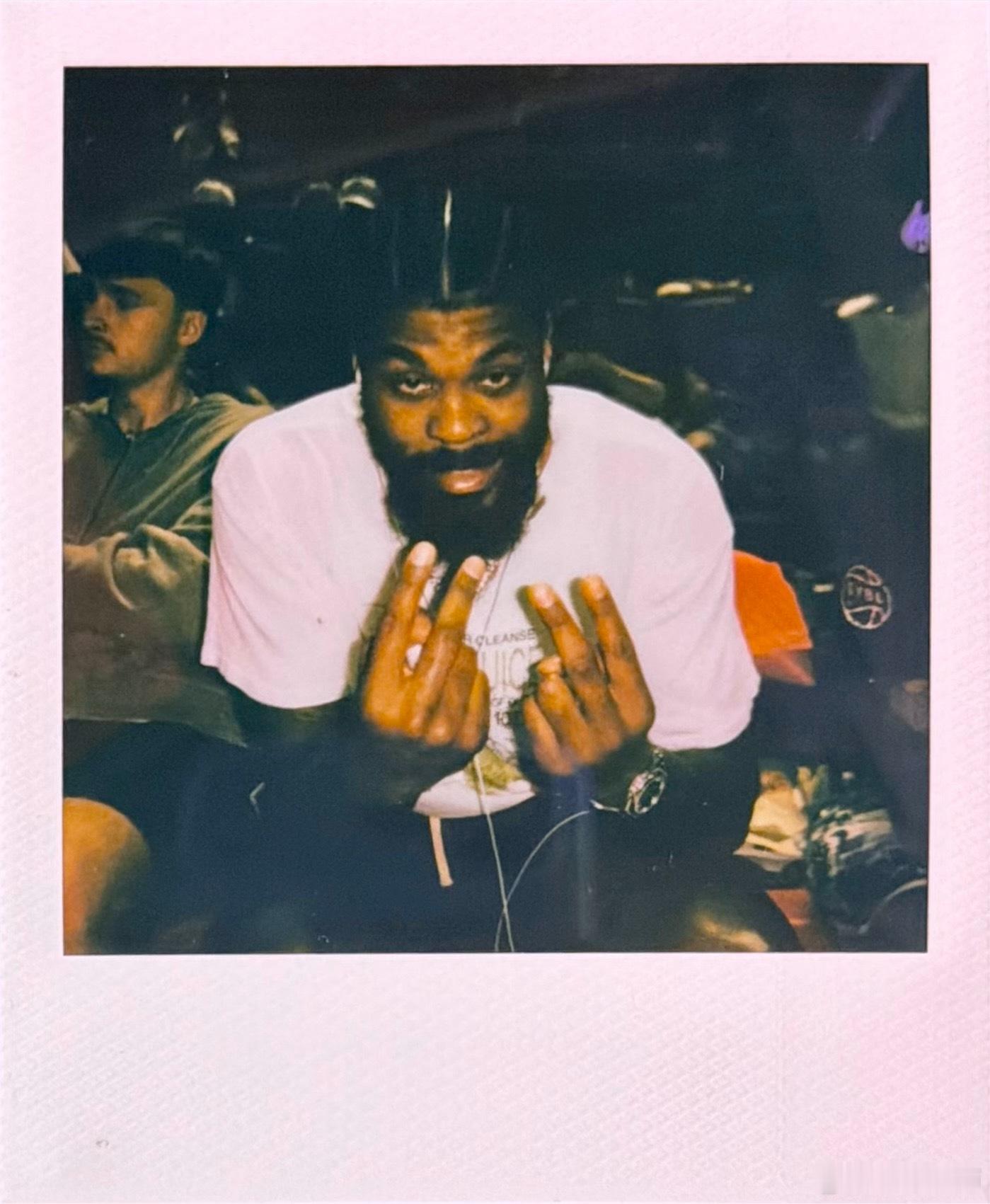 MFFL 我牛球员们在场边观看比赛。湖人战胜独行侠湖人vs独行侠NBA夏季联赛