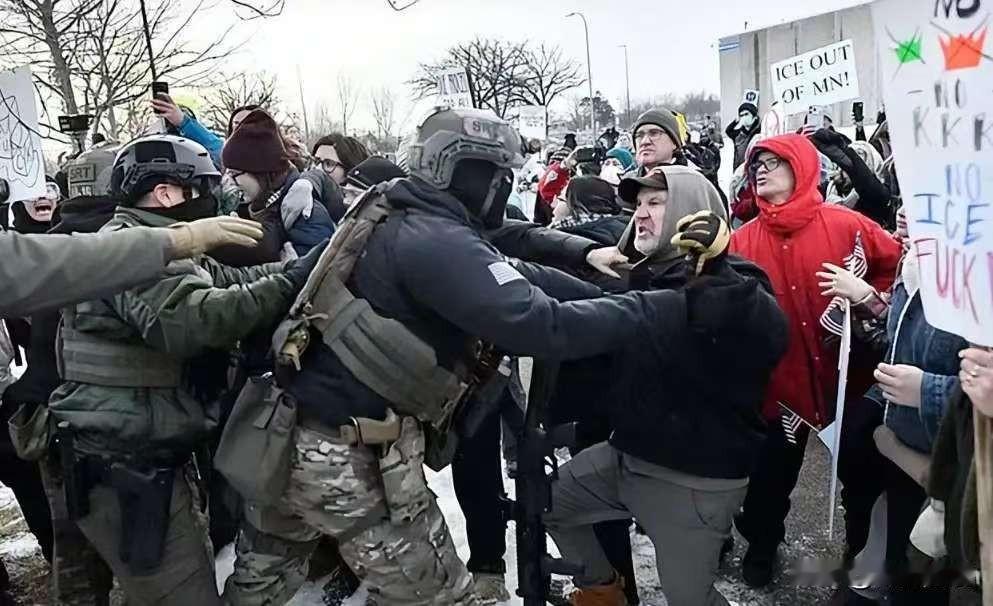 暴力执法已成常态，公民权利形同虚设。执法人员在行动中肆意使用催泪弹、橡皮子弹，甚