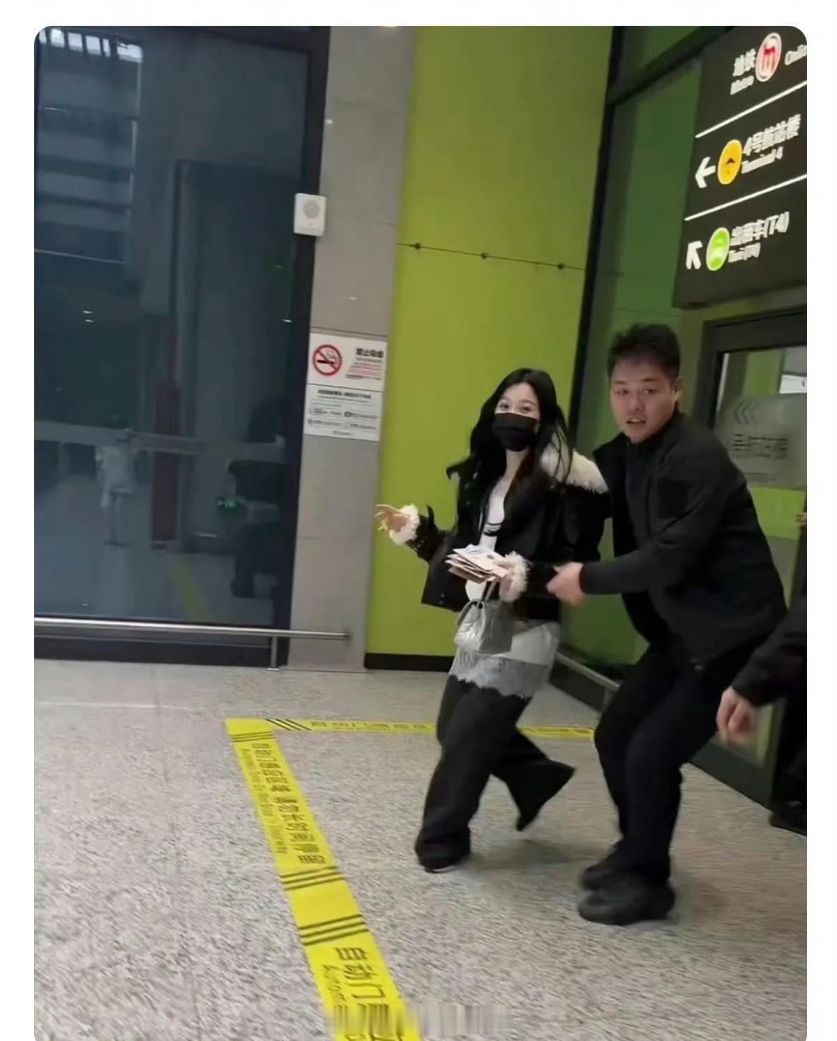 虞书欣这是被ss追了吗？被保镖护送着