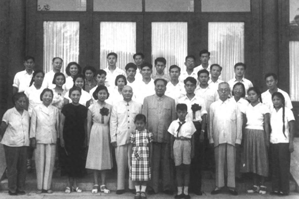 孔令华住院时被护士询问是否毛主席的女婿，他用高情商的话巧妙回应了这个问题吗？
