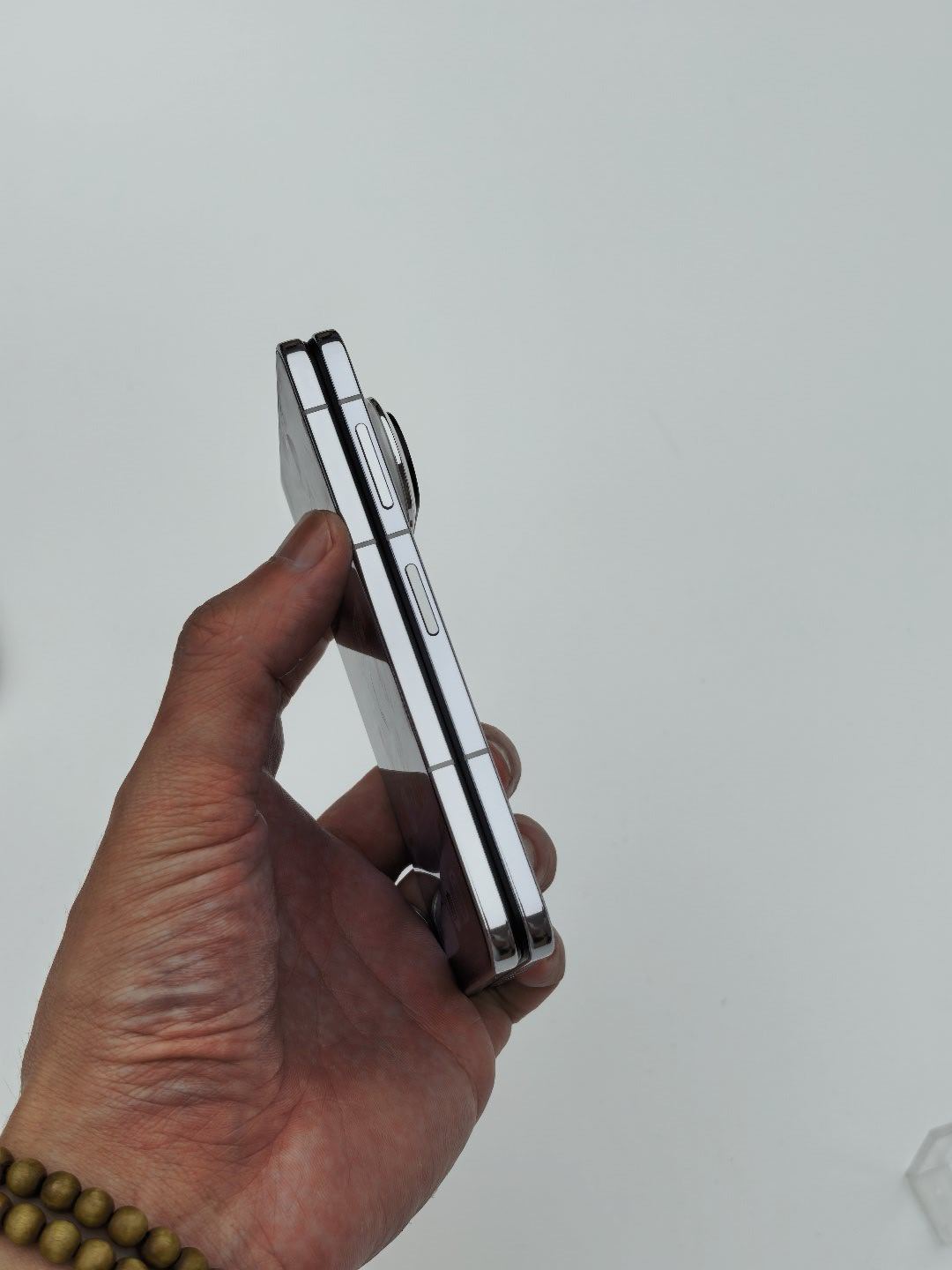 会后展区上手了一下Pura X Max，比想象中要更加惊喜。阔是相当阔，质感很棒