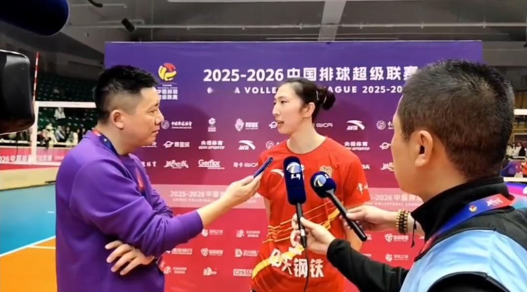 江苏女排3:2“双杀”天津女排，队长吴梦洁接受采访力挺刘美君

1月24日下午，