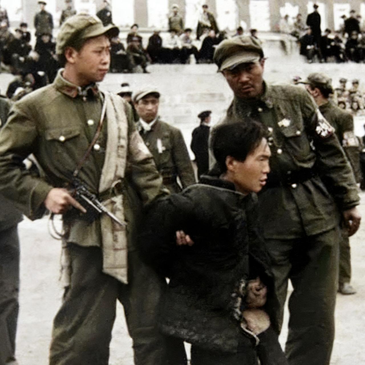 1951年，戴笠的儿子是‌戴藏宜‌，被绳之以法的照片，这一幕拍摄于江山县广场，镜