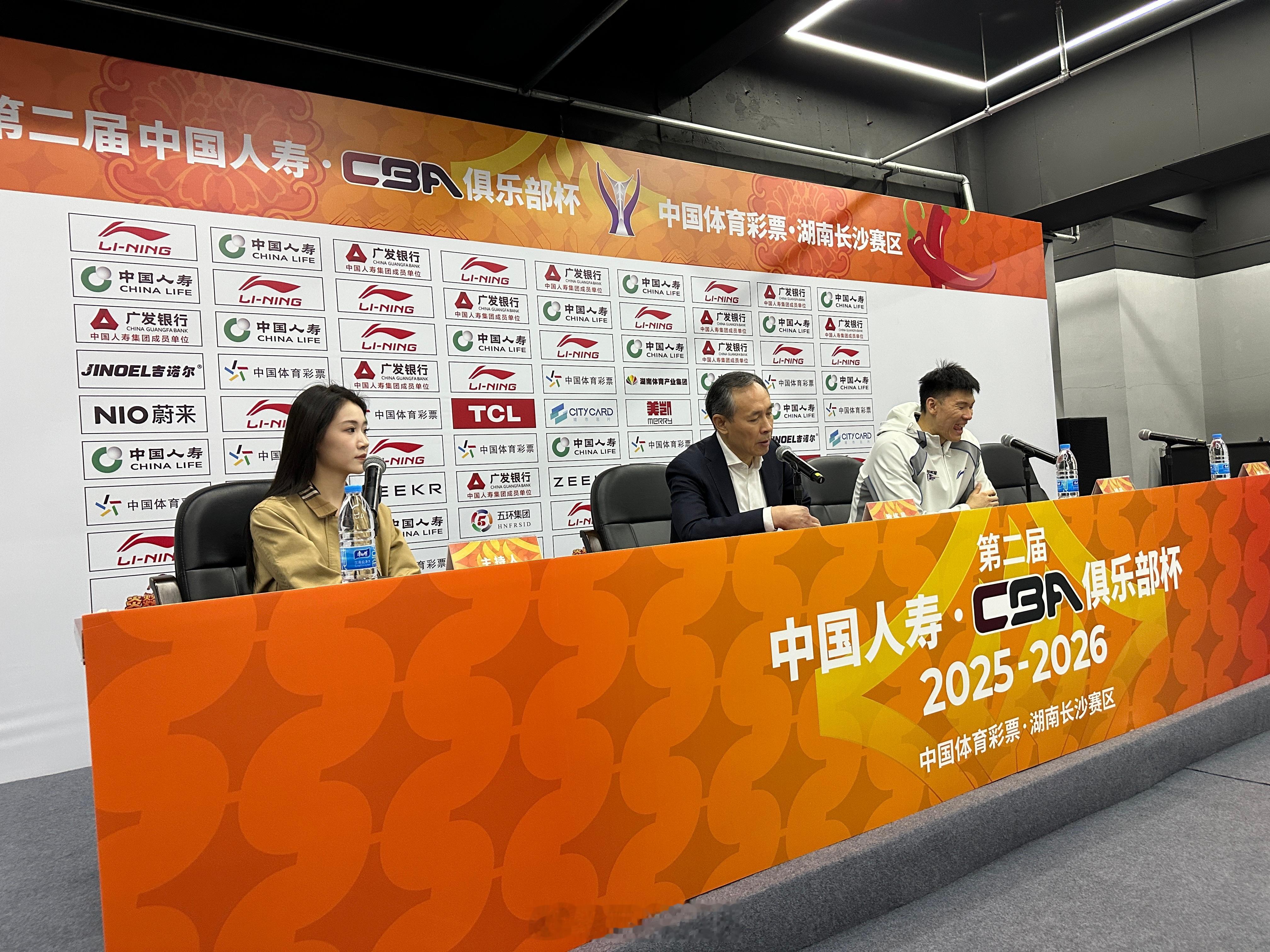 cba俱乐部杯许导点评张知垚首秀的表现，简单来说就是：“满意进攻，不满意防守，他