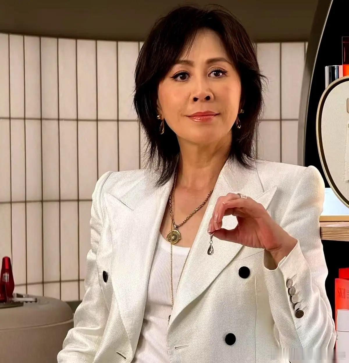 别信什么岁月从不败美人，除非你亲眼见着。我闺蜜刚出差回来，连双肩包都没顾上放下，