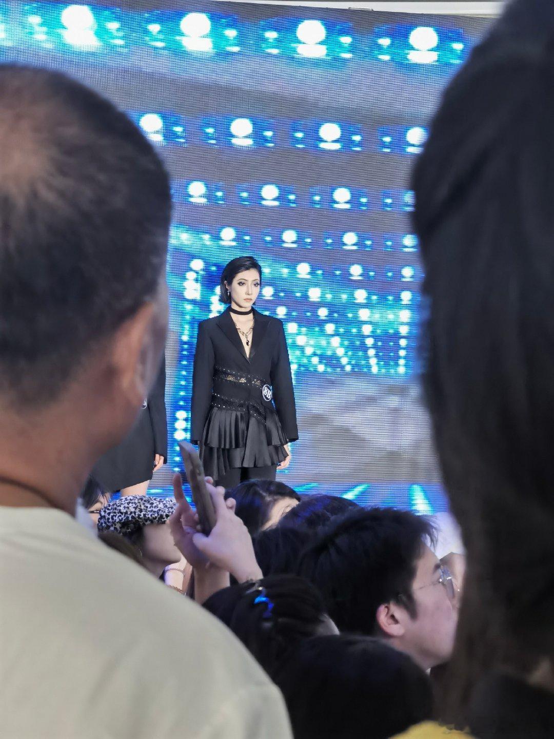 #杭州的毕业典礼好city#宝妈真的是将温柔和强悍基于一身啊，真的让我们感受到了