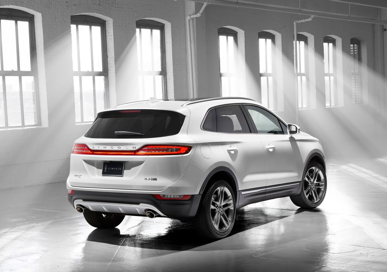 林肯  2015款林肯MKC是林肯首款紧凑型豪华5座跨界SUV，基于福特全球C平