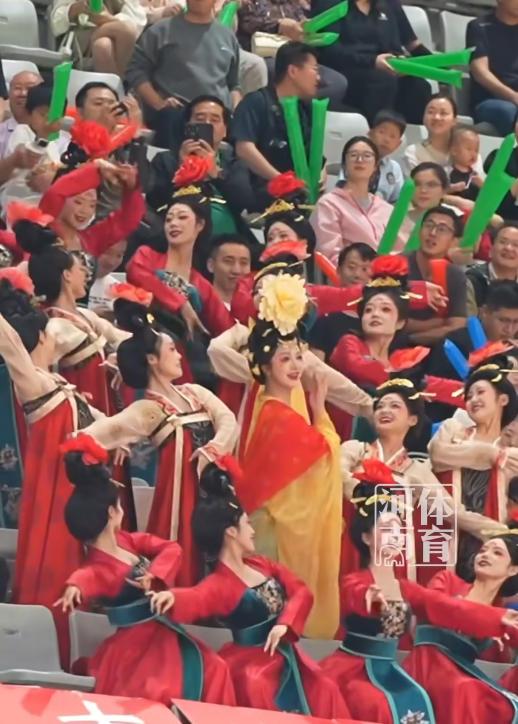 全民参与，拉动经济，水平自然而然就上去了。
为了全民参与，足球赛包括其它的球赛上