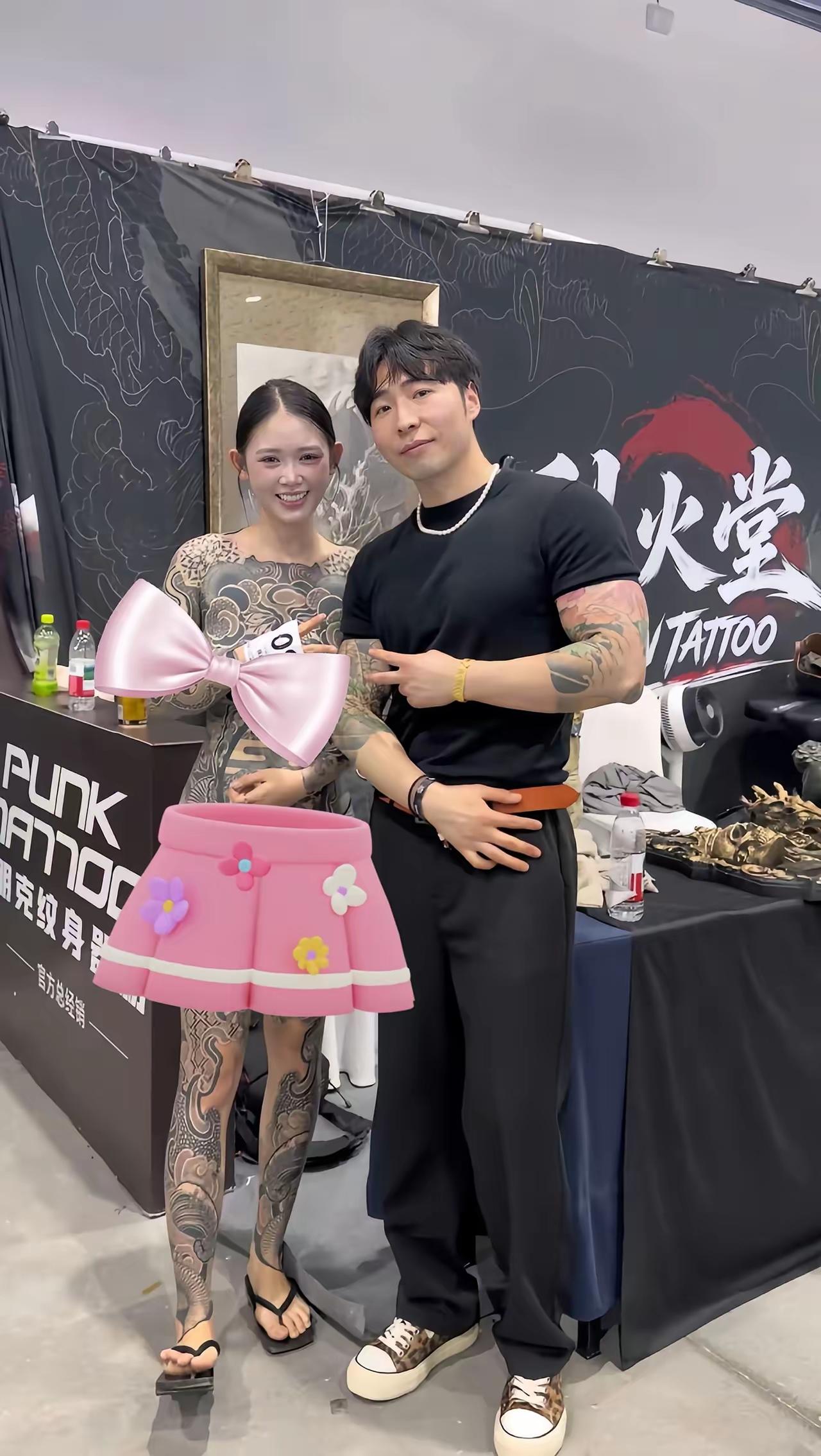 这是山东纹身展上的外国女模特，说实话五官还是非常符合国人的审美的，但是这一身的通