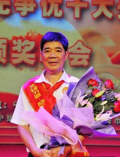 六十八岁教龄守边疆！八旬老党员黄永腾，把一生热血献给边疆少年
 
黄永腾，男，壮