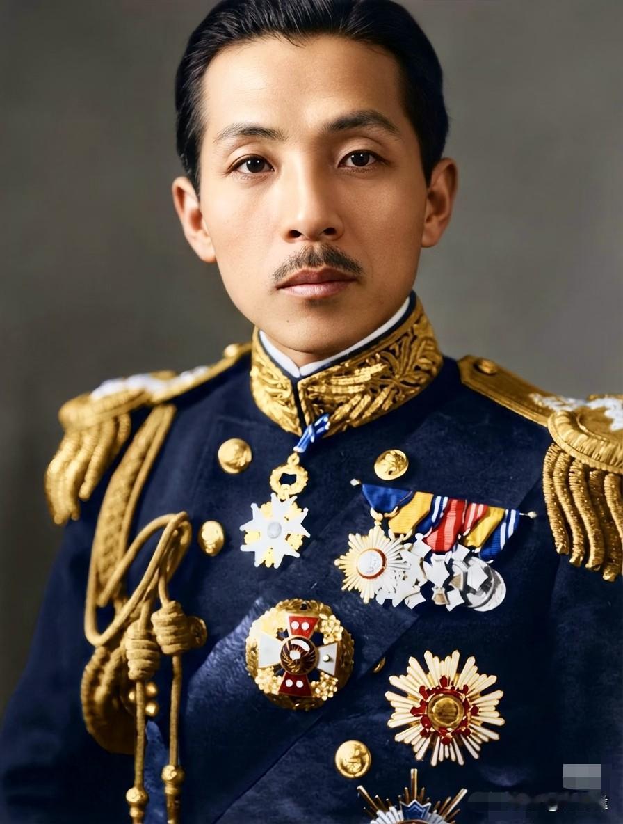 看到张学良被任命为全国陆海空军副司令时的罕见彩色老照片，感觉特别有历史的穿越感。