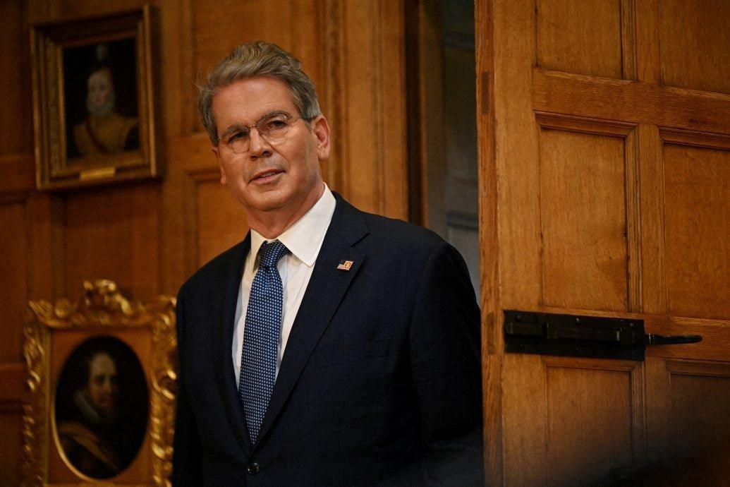 特朗普因格陵兰岛问题向欧洲8国加税。贝森特说认为，欧洲只是被加税就偷着乐吧，说明