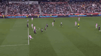 梅西美职联首球，关键是细品梅西的策划和传控，[捂脸]射门不过是奶奶都能干的事，[