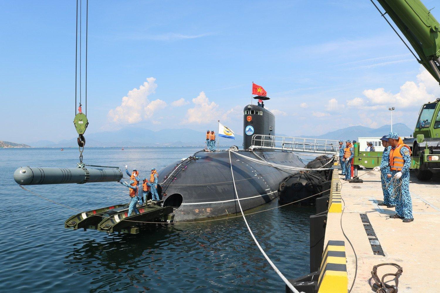 越南海军基洛级潜艇HQ-186“岘港”进行“口径”巡航导弹装填作业 